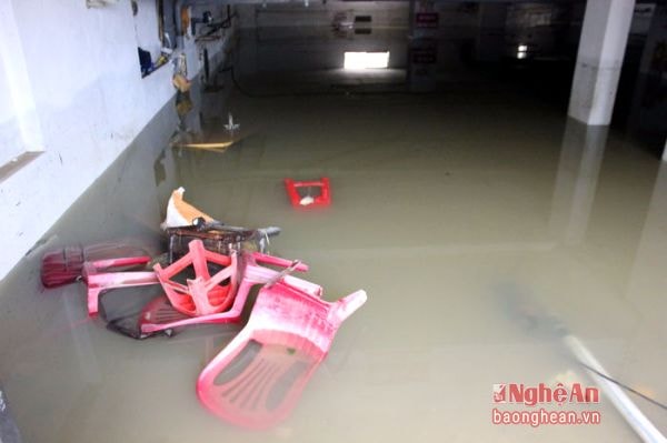 Hầm để xe của khu nhà này đến sáng nay vẫn còn ngập sâu hơn 2m nước