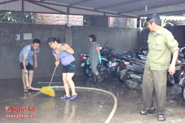 Mọi người hiểu sự cố này là ngoài ý muốn nên ai cũng tích cực dọn vệ sinh