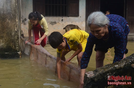 Mưa đã ngớt nhưng nước vẫn chưa rút ở nhiều xã thuộc huyện Yên Thành. Điều kiện ăn ở của người dân hiện đang rất khó khăn.