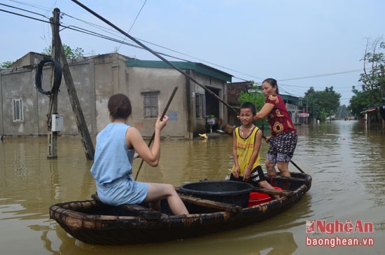 Người dân buộc phải di chuyển trong làng bằng thuyền