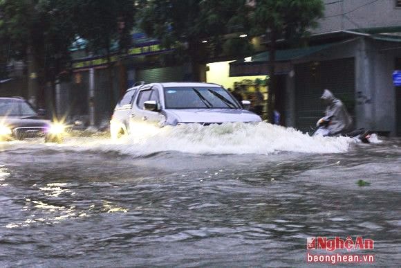 Đường Trường Chinh (TP. Vinh) biến thành biển. Sóng ồ ạt xuất hiện mỗi lần có xe ô tô đi qua, khiến không ít người điều khiển xe máy, xe đạp ướt như chuột lột.