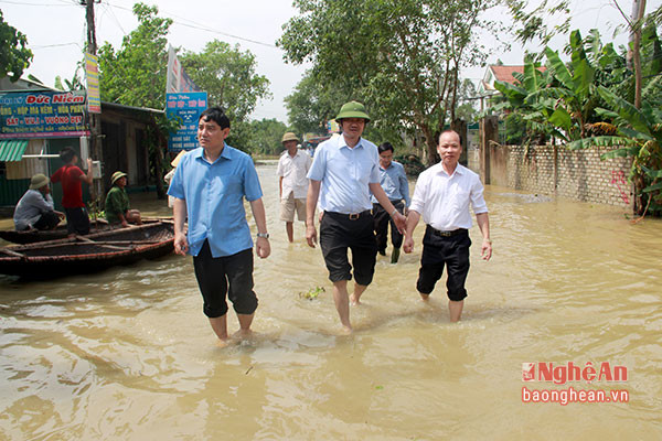 Đồng chí Bí thư Tỉnh ủy Nguyễn Đắc Vinh và đồng chí Hoàng Nghĩa Hiếu, Giám đốc sở nông nghiệp và PTNT đang kiểm tra tình hình mưa bão tại xã Hưng Trung, Hưng Nguyên