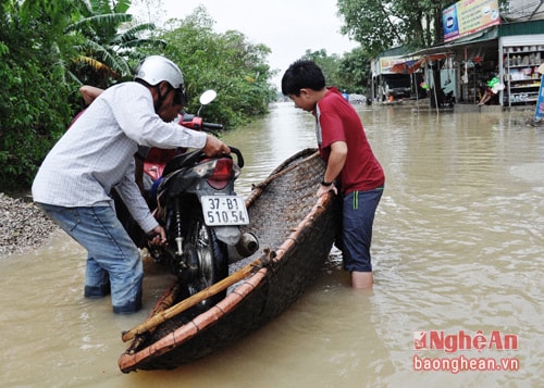 Để có thể lưu thông người dân  trong xã đã phải cho xe máy lên nốc thoát khỏi vùng bị chia cắt.