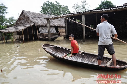 Những chiếc thuyền nan của bà con cũng được huy động để giúp người dân đi qua đoạn đường nguy hiểm.