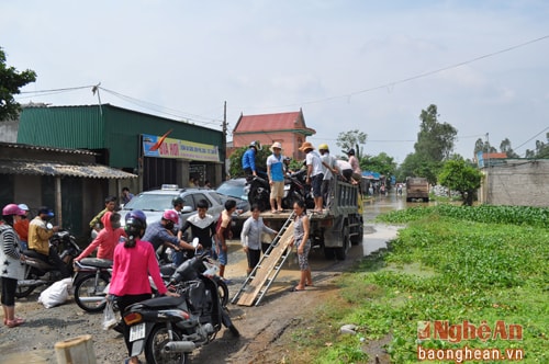 Chỉ tính trong sáng ngày 16/10, từ sáng sớm đã có hàng trăm người đi qua đoạn đường này bằng xe tải như thế này.