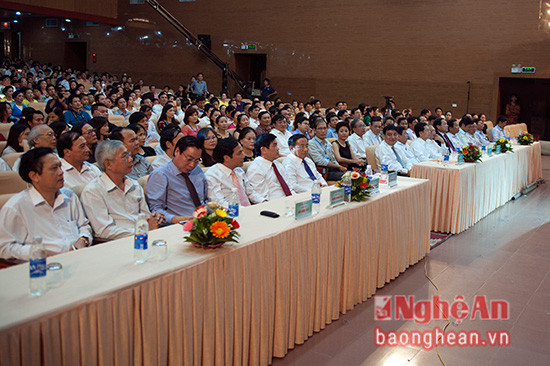 Các đồng chí lãnh đạo Bộ VH-TT&DL và 2 tỉnh Nghệ An, Hà Tĩnh dự lễ khai mạc. 