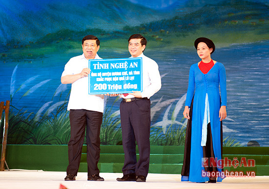 Đồng chí Nguyễn Xuân Đường trao tặng số tiền ủng hộ khắc phục lũ lụt cho đại diện lãnh đạo tỉnh Hà Tĩnh. 