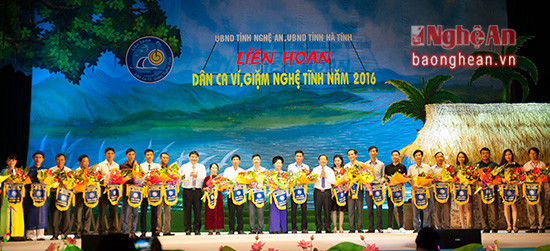 Lãnh đạo 2 tỉnh Nghệ An và Hà Tĩnh tặng hoa cho các CLB tham gia Liên hoan. 