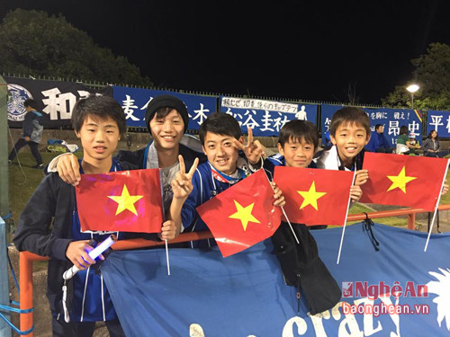 Người hâm mộ Nhật Bản cổ vũ cho trận đấu.