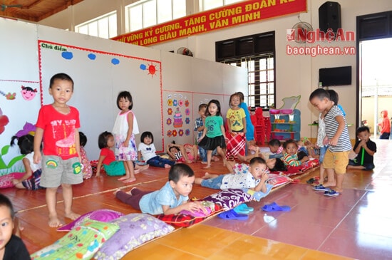 Phòng học bán trú của các cháu mầm non 3 tuổi được cải tạo ngay trong Hội trường Nhà văn hóa xã