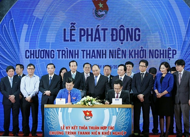 Thủ tướng Nguyễn Xuân Phúc chứng kiến lễ ký kết thỏa thuận hợp tác Chương trình Thanh niên khởi nghiệp. Ảnh: VGP