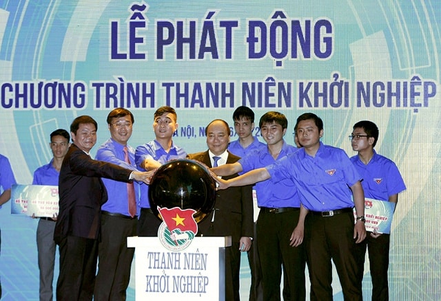 Thủ tướng cùng các sinh viên thực hiện nghi thức phát động Chương trình Thanh niên khởi nghiệp. Ảnh: VGP