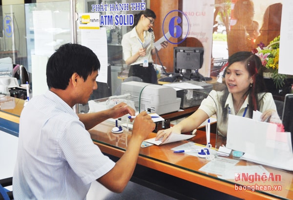 Khách hàng giao dịch tại Ngân hàng SHB - Chi nhánh Vinh.ảnh: H.V