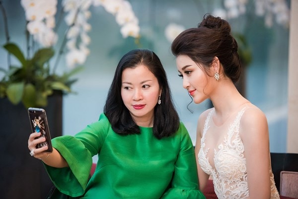 Hai mẹ con Huyền My rất thân thiết và luôn xuất hiện cùng nhau tại các sự kiện. Sự trẻ trung của mẹ Huyền My khiến cho cô và mẹ có sự gần gũi như hai người bạn thân. Xuất hiện trong sự kiện chiều qua, Huyền My và mẹ vui vẻ chụp ảnh tự sướng cùng nhau khiến nhiều người ngưỡng mộ.