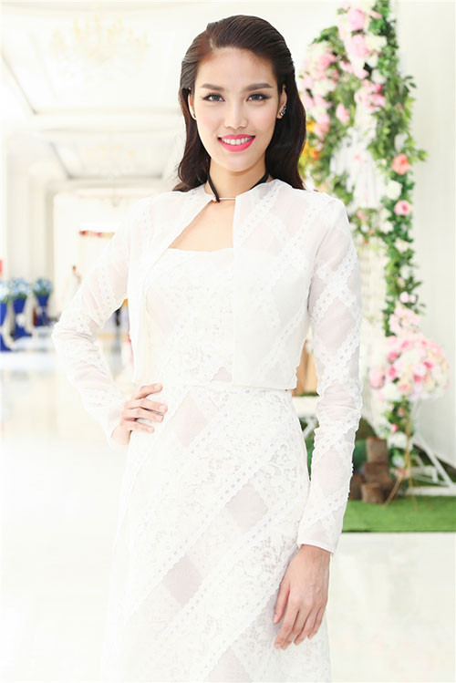 Đảm nhiệm vai trò giám khảo một cuộc thi nhan sắc, Lan Khuê ghi điểm bằng bộ đầm trắng sang trọng kết hợp cùng lối trang điểm nhẹ nhàng, nữ tính.