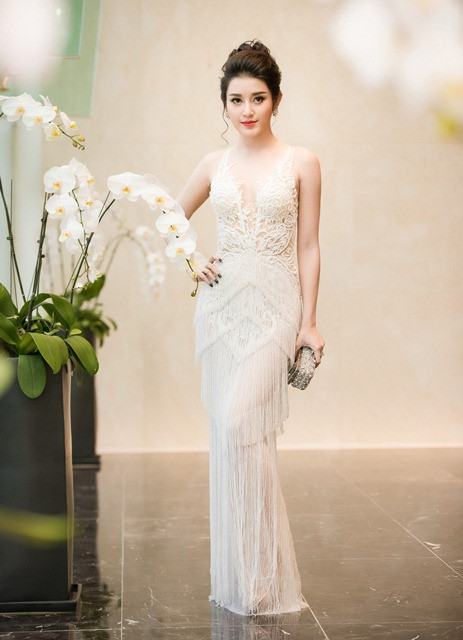Á hậu tiếp tục tỏa sáng với bộ đầm dạ hội màu trắng chất liệu xuyên thấu, đính kết cầu kỳ của nhà thiết kế Lê Thanh Hoà.