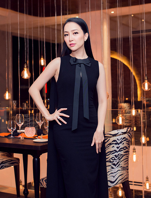 Bộ đầm đen đơn giản mà trang nhã của Đỗ Mạnh Cường giúp diễn viên múa Linh Nga ghi điểm trong bữa tiệc do chính cô tổ chức.