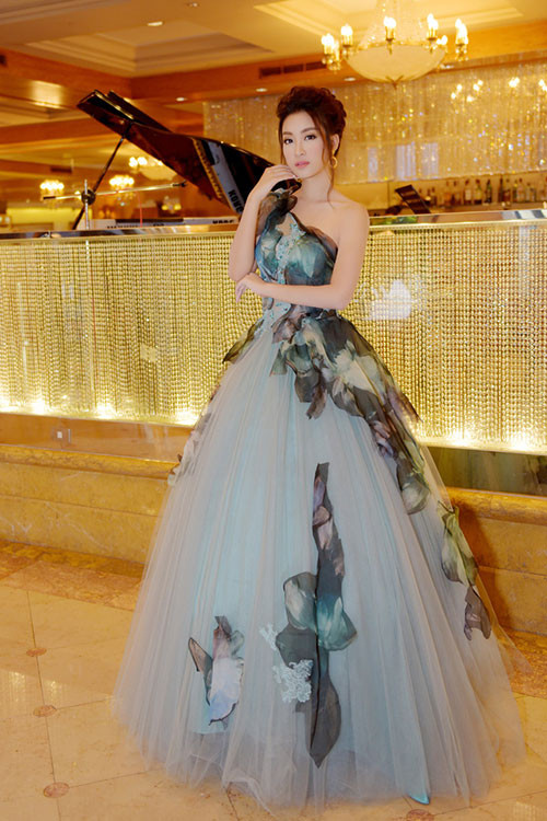 Hoa hậu Mỹ Linh xếp thứ 2 với chiếc đầm bồng bềnh như công chúa, chất liệu voan mỏng tại một sự kiện diễn ra ở Hồng Kông.