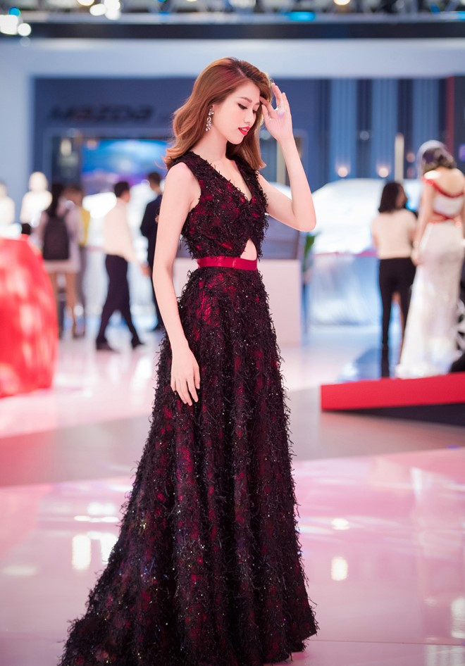Quỳnh Châu là cái tên cuối cùng lọt top mặc đẹp nhất tuần. Lần này, mẫu nữ Next Top Model ghi điểm với trang phục tông màu đỏ rượu chát kết lông vũ.