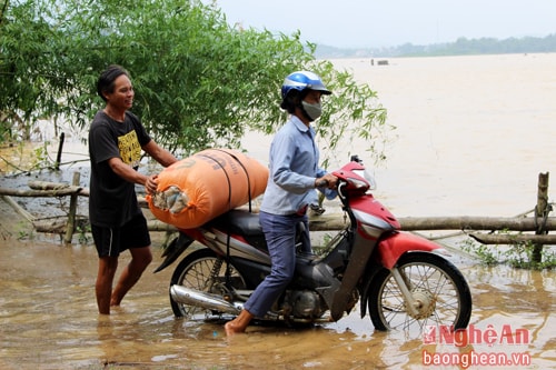 Khi mưa lũ lụt về, nỗi lo nhất của bà con ở đây là sợ hết lương thực, vì vậy dù nước đã ngập đường, nhiều người dân vẫn tranh thủ chở lúa đi xay, đề phòng nước vây mà  hết gạo.