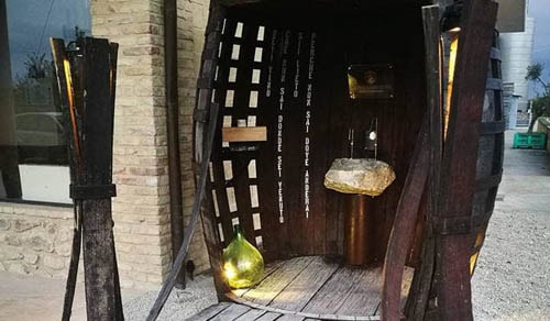 Đây cũng được cho là vòi phun rượu mở cửa liên tục đầu tiên ở Italy. Ảnh: Telegraph.