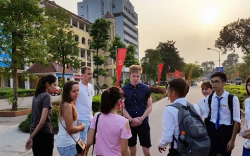 sinh vien my ngai den viet nam hoc tap hinh 2
