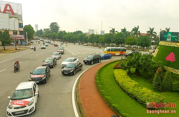 Đoàn xe diễu hành trên các tuyến phố lớn với các khẩu hiệu về ATGT