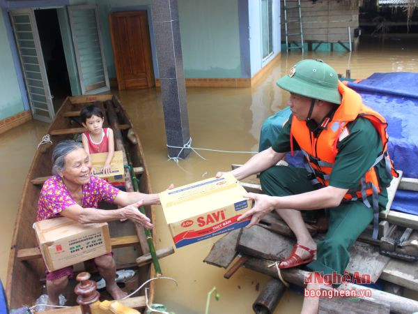 Thiếu tướng Trần Tiến Dũng, Phó Chính ủy Quân khu 4 và trao mì tôm và lương khô, nước uống cho bà con nhân dân xã Phương Mỹ, huyện Hương Khê, Hà Tĩnh.