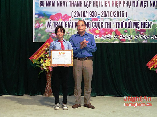 Trao giải nhất cho em Nguyễn Anh Thư
