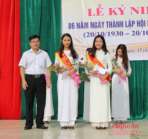 Đồng giải ba là em Đinh Cẩm Tú lớp 12A7 và em Hoàng Nguyễn Diệu Minh lớp 11D3.