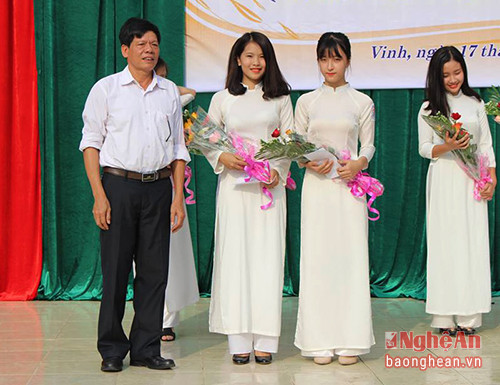 Hai giải khuyến khích thuộc về em Lê Thị Khánh Huyền lớp 11A2 và em Nguyễn Thị Thanh Vân lớp 11A8.