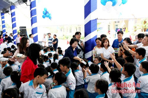 Bà Nguyễn Thị Kim Ngân – Ủy viên Bộ Chính trị, Chủ tịch Quốc hội nước Cộng hòa Xã hội Chủ nghĩa Việt Nam và các đại biểu trao tặng sữa trực tiếp cho các em học sinh tại Cần Thơ