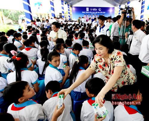 Bà Mai Kiều Liên – Tổng Giám Đốc Vinamilk trao tặng sữa cho các em trường tiểu học Giai Xuân 1,  huyện Phong Điền, TP.Cần Thơ