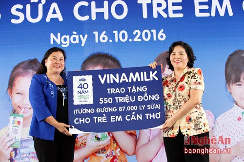 Bà Mai Kiều Liên – Tổng Giám Đốc Vinamilk trao tặng bảng tượng trưng 550 triệu tương đương 87.000 ly sữa của Quỹ Sữa Vươn Cao Việt Nam cho học sinh nghèo TP.Cần Thơ