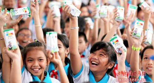 Từ năm 2008 đến nay, trải qua 9 năm hành trình Quỹ sữa Vươn Cao Việt Nam, Vinamilk  đã đem đến cho hơn 373 ngàn trẻ em khó khăn tại Việt Nam gần 30 triệu ly sữa, tương đương 120 tỷ đồng.  