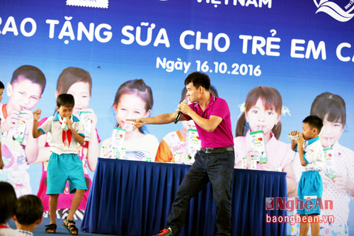 Tham dự chương trình các em học sinh Cần Thơ còn được giao lưu và tham gia các trò chơi vui nhộn Nghệ sĩ hài Xuân Bắc, đại sứ thiện chí của chương trình Quỹ sữa Vươn cao Việt Nam