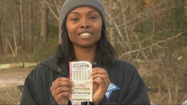 Bà mẹ 4 con Marie Holmes trúng số Powerball. Ảnh: CNN.