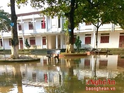 Trường THCS Nam Phúc vẫn còn bị ngập nước. 