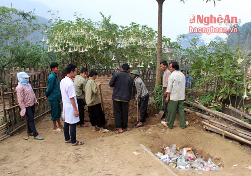Cán bộ y tế huyện Con Cuông hướng dẫn bà con vệ sinh môi trường.