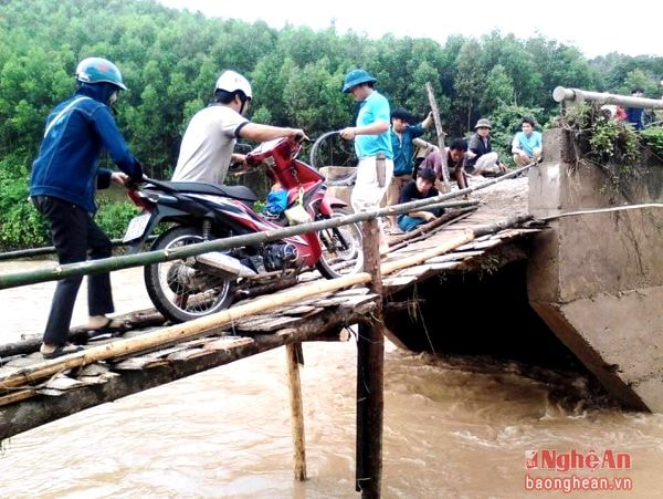 Chiếc cầu tạm giải quyết được vấn đề chia cắt do lũ.