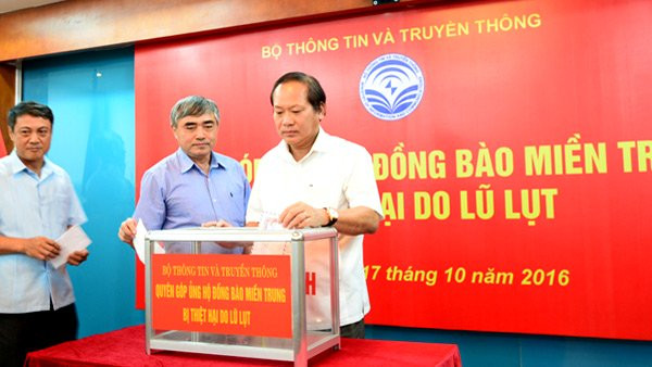 Bộ trưởng Bộ TT&TT Trương Minh Tuấn (ảnh trên) và các thứ trưởng (ảnh dưới) quyên góp ủng hộ đồng bào miền Trung bị thiệt hại do mưa lũ.