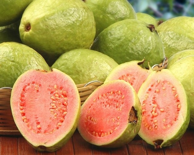 Ổi có nhiều vitamin C hơn cam