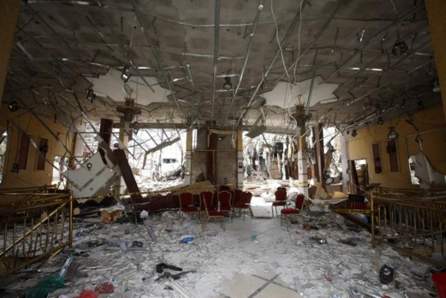 Ngày 16/10, các nhà hoạt động nhân quyền đến thăm hội trường nơi tổ chức tang lễ ngày 8/10 ở Sanaa, Yemen nhưng đã bị tấn công bởi một cuộc không kích, khiến 140 người thiệt mạng. Ảnh: Reuters.