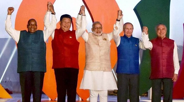 Các nhà lãnh đạo BRICS chụp ảnh chung hôm 15/10 tại Ấn Đô. Ảnh: PTI.