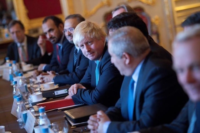 Bộ trưởng Ngoại giao Anh Boris Johnson tham dự một cuộc họp về vấn đề Syria tại London ngày 16/10. Ảnh: Reuters.