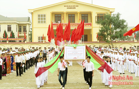 . Xã Văn Sơn đón nhận danh hiệu đạt chuẩn nông thôn mới. 