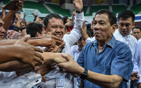 Tổng thống Duterte bắt tay người dân Philippines sống ở Brunei khi ông có mặt ở nước này trước khi lên đường đến Trung Quốc. (Ảnh: AFP)