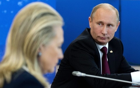 Bà Hillary Clinton thực sự là đối thủ đáng gờm đối với ông Putin. Ảnh: AP