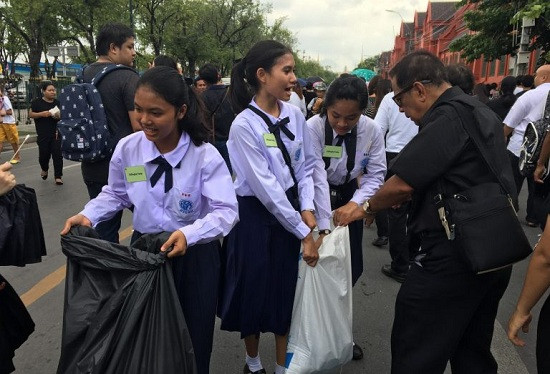 Các tình nguyện viên thu gom rác ngay trước cổng Hoàng cung Thái Lan.