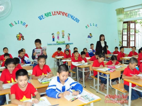 Giờ học tiếng Anh của học sinh Trường Tiểu học Quang Tiến (phường Quang Tiến, TX. Thái Hòa).